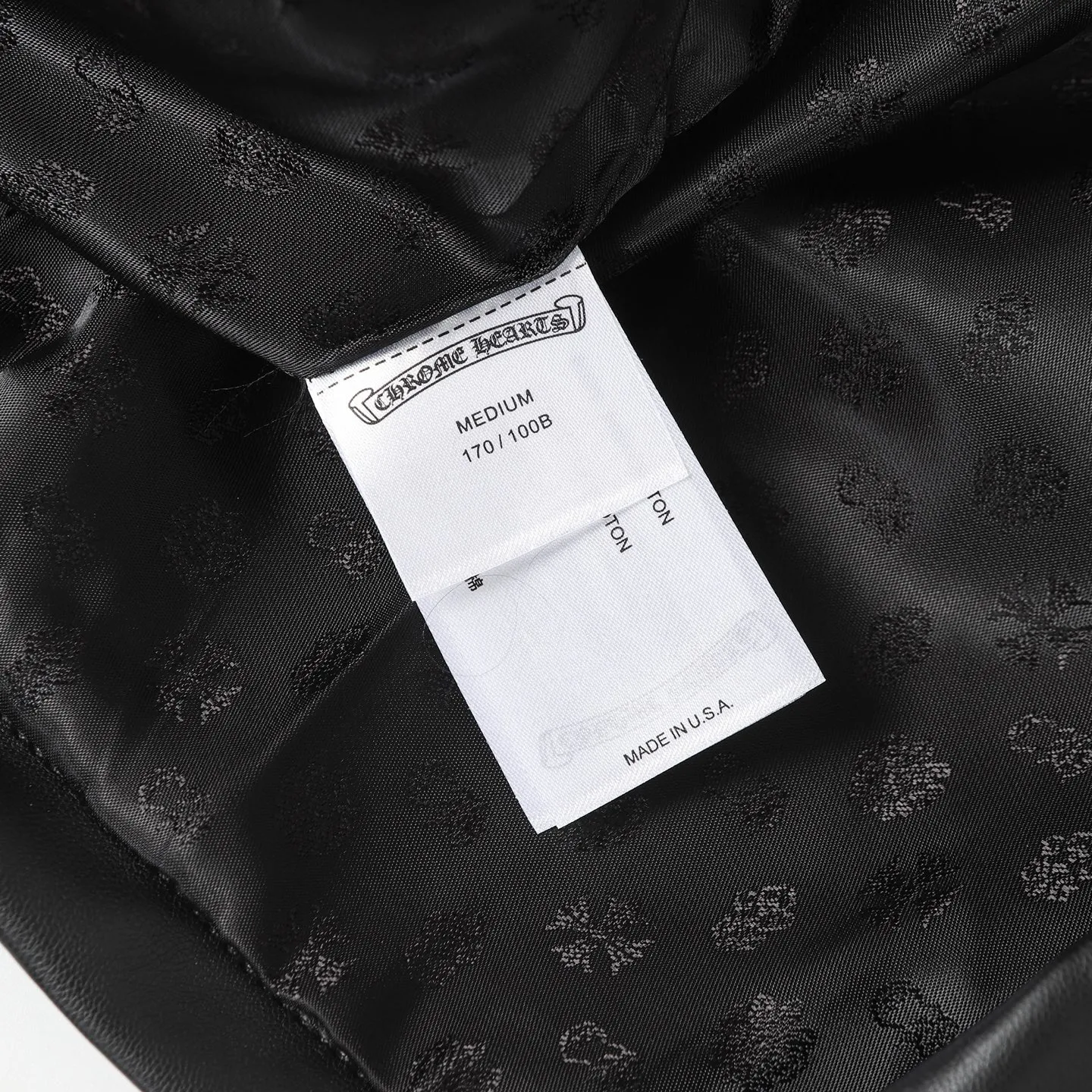 P540 Chrome Heart*/Chrome Heart Hardware Cross Leather Snap Button Jacket Originally purchased for 84,300, the fabric is made of black pebbled two-layer cowhide, customized silk jacquard logo lining, embroidery is processed by TAJIMA machine, patch embroidery technology, imported template machine shape on the back, customized genuine leather trademark, customized genuine leather size, customized 5.8cm metal logo mark, customized 18mm four-button buckle, customized 18mm two-button button, a full set of three-label accessories, exclusively produced.  Size：S/M/L/XL